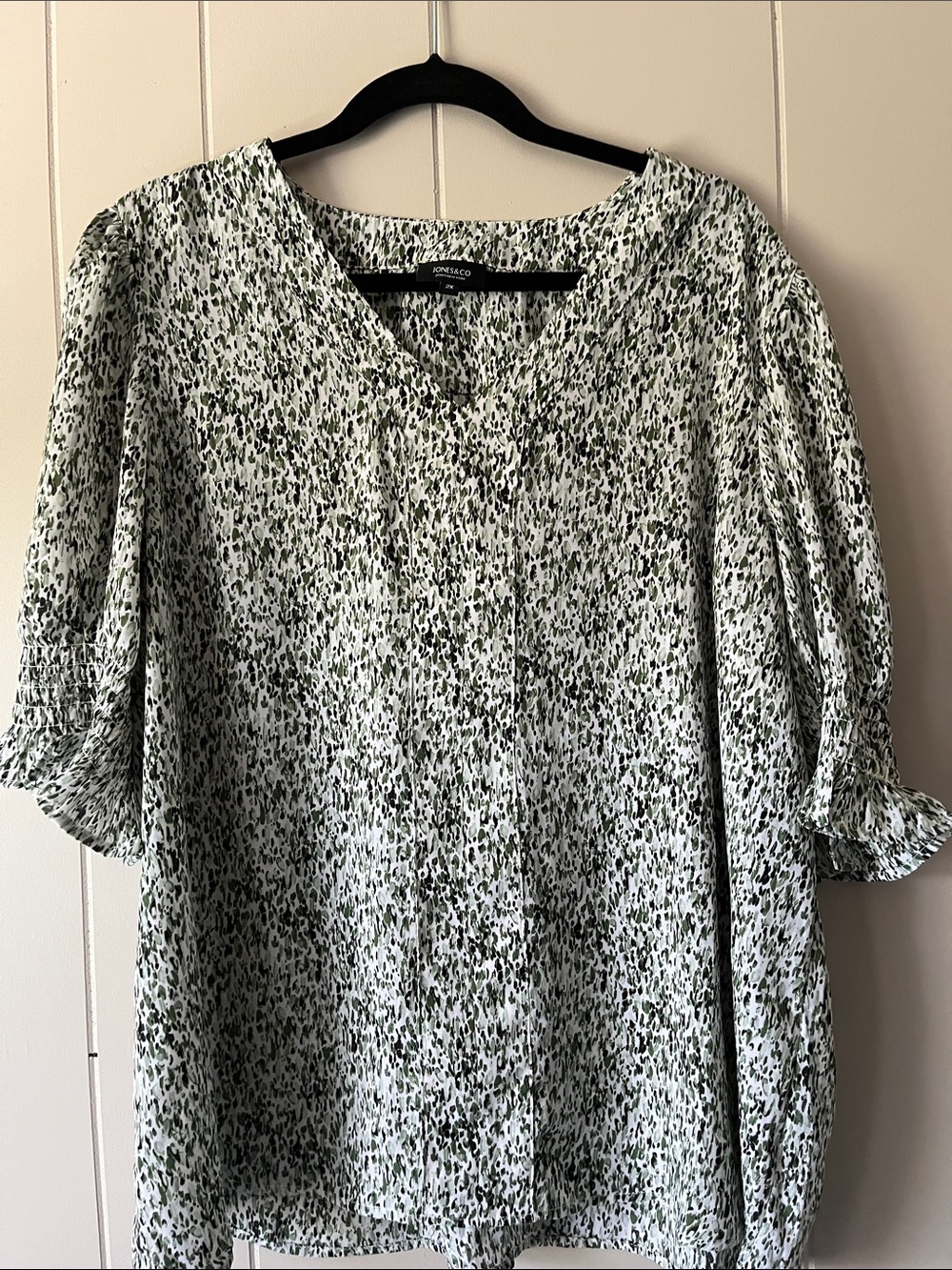 Jones New York White & Green Speckled V-Neck Blouse